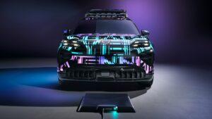 Porsche Cayenne Electric की पहली झलक: लग्जरी SUV में वायरलेस चार्जिंग समेत जबरदस्त फीचर्स का खुलासा