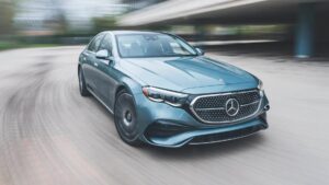 2025 Mercedes E 220d रिव्यू 800 Km की रेंज और जबरदस्त कम्फर्ट: डीजल इंजन के साथ अब भी टिके रहने वाली इकलौती लक्ज़री सेडान