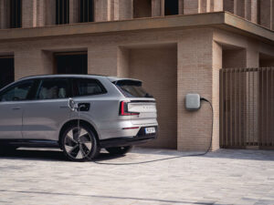 Volvo EX90 को मिला धमाकेदार अपग्रेड! 800V सिस्टम से फास्ट चार्जिंग, फ्री कंप्यूटर स्वैप और नई सेफ्टी फीचर्स – 2026 मॉडल में बड़ा धमाल