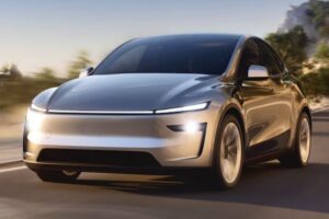 Tesla Model Y की भारत में डिलीवरी शुरू: EV सफर का नया अध्याय मुंबई और दिल्ली में ग्राहकों को पहली गाड़ियाँ सौंपी गईं, हर ऑर्डर में मुफ्त Wall Connector