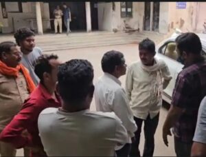 फैक्ट्री में ३० फुट ऊपर ले काम करत ऑपरेटर गिरे , परिवार बोले–मुआवजा दे बिना शव नइ लेगन