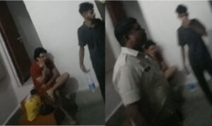जेल मं आरोपी मोबाइल ले बात करत दिखिस — पुलिस अऊ जेल प्रबंधन मं उठिस सवाल”