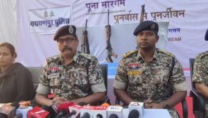 Chhattisgarh Naxal Surrender : 28 नक्सली मन छोड़ दिन बंदूक के रद्दा : आई.जी. के आघू म 89 लाख के इनामी माओवादी मन करिन सरेंडर…
