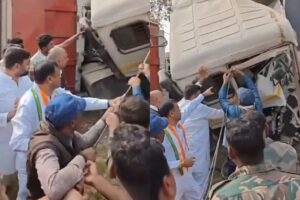 CG News : अनियंत्रित होके ट्रक भवन म घुसर गे, पीसीसी चीफ बैज ह मनखे मन के मदद ले बचाईस केबिन म फंसे चालक के जान…