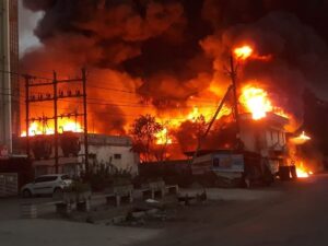 Factory fire Sarora Raipur : गद्दा-अलमारी फैक्ट्री म भारी आगी, कतको मज़दूर मन के फँसे के खबर… अउ येती इलेक्ट्रिक गाड़ी जलके राख….