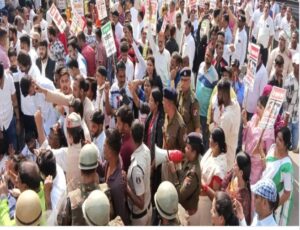 बिलासपुर मं रेल हदसा ऊपर कांग्रेस के उग्र प्रदर्शन: जीएम दफ्तर घेराय, जाँच रिपोर्ट खोले बर दबाव