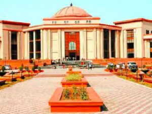 सड़क मं घुमत आवारा मवेशी बर फेर हाइकोर्ट के नाराजगी: राज सरकार ला लगाईस फटकार