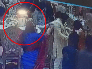 रायपुर के बिहाव मं चोरी के करतूत: फोटो खिंचवाय के बहाने मंच मं भीड़ रहिस, अऊ नगदी ल फरार होगे
