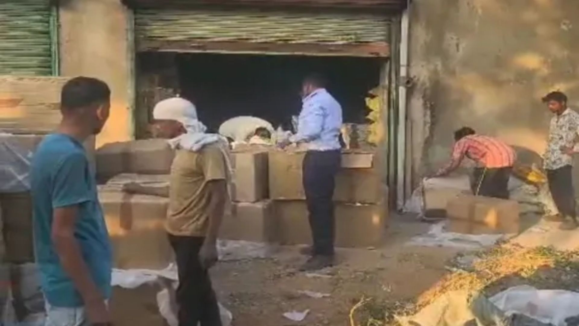 Kapil Mittal And Sons Raid : ब्रांडेड सिगरेट के नाम म नकली धंधा, कपिल मित्तल एंड संस के गोदाम म पुलिस के छापा