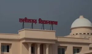 CG Vidhansabha Session 2025 : छत्तीसगढ़ विधानसभा में भारी हंगामा : पोस्टर अउ बैनर ले के सदन म घुसिन कांग्रेसी विधायक, सदन के कार्यवाही स्थगित