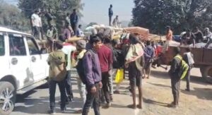 CG Dhan Kharidi : धान खरीदी म ‘नखरा’ देख भड़किन किसान: जशपुर-अंबिकापुर स्टेट हाईवे म लगा दीन चक्काजाम, बीच सड़क म ट्रैक्टर खड़ा करके रोक दीन रस्ता
