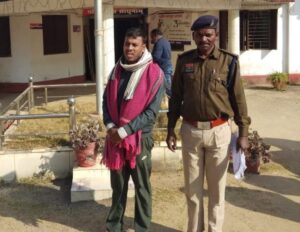 CG Fake Police Fraud : जशपुर म फर्जी सिपाही के खेल खतम! नौकरी के नाम म लाखों डकारे वाला बिलासपुर के ठग ल पुलिस ह धरिस, अब खाही जेल के हवा