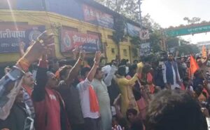 Raipur Magneto Mall Case : रायपुर म भारी बवाल : पुलिस ला चकमा देके बजरंग दल ह तेलीबांधा म ठोक दीस चक्काजाम….