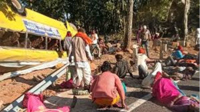 छत्तीसगढ़-झारखंड बॉर्डर म मातम : लातेहार घाटी म बाराती बस पलटीस, 9 मनखे मन के मौत
