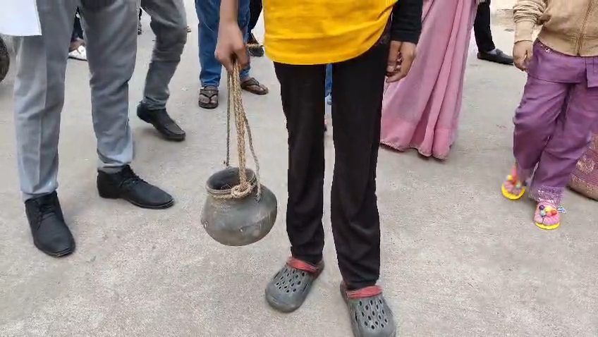 श्मशान ले चोरी होगे पति के अस्थि: मटका खाली देख के उड़े परिवार के होश, सीसीटीवी में कैद होइस मेहरिया के करतूत