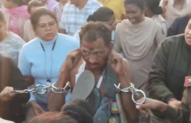 तमनार हिंसा : महिला आरक्षक ले बदसलूकी करइया आरोपी गिरफ्तार, पुलिस ह मुंह में कालिख पोत के निकालिस जुलूस