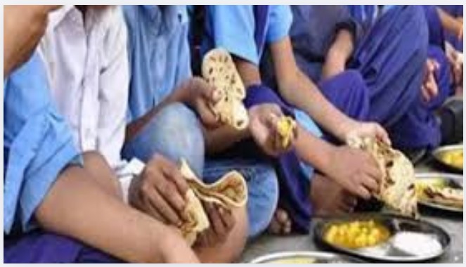 मिड-डे मील खाए के बाद 24 लइका मन के तबीयत बिगड़िस: उल्टी-पेट पीरा ले स्कूल में मचिस हड़कंप, जांच शुरू