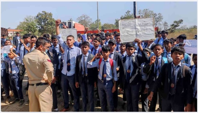 PM-Shri स्कूल म हंगामा: लइका मन के विरोध के बाद हटाइन मैडम ला, रील्स बनाइया मास्टरनी मन ला घलो थमाइन नोटिस