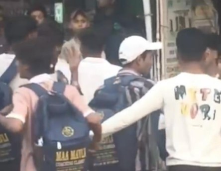 वैलेंटाइन डे मा गर्लफ्रेंड ल छेड़िन त लड़का मन आपस मा भीड़ गे, बीच सड़क मा होइस जमके मारपीट