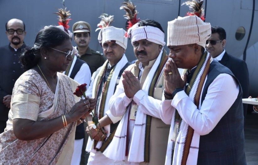 राष्ट्रपति मुर्मू पहुँचीं जगदलपुर : राज्यपाल डेका अऊ CM साय ह एयरपोर्ट म करिन जोरदार स्वागत