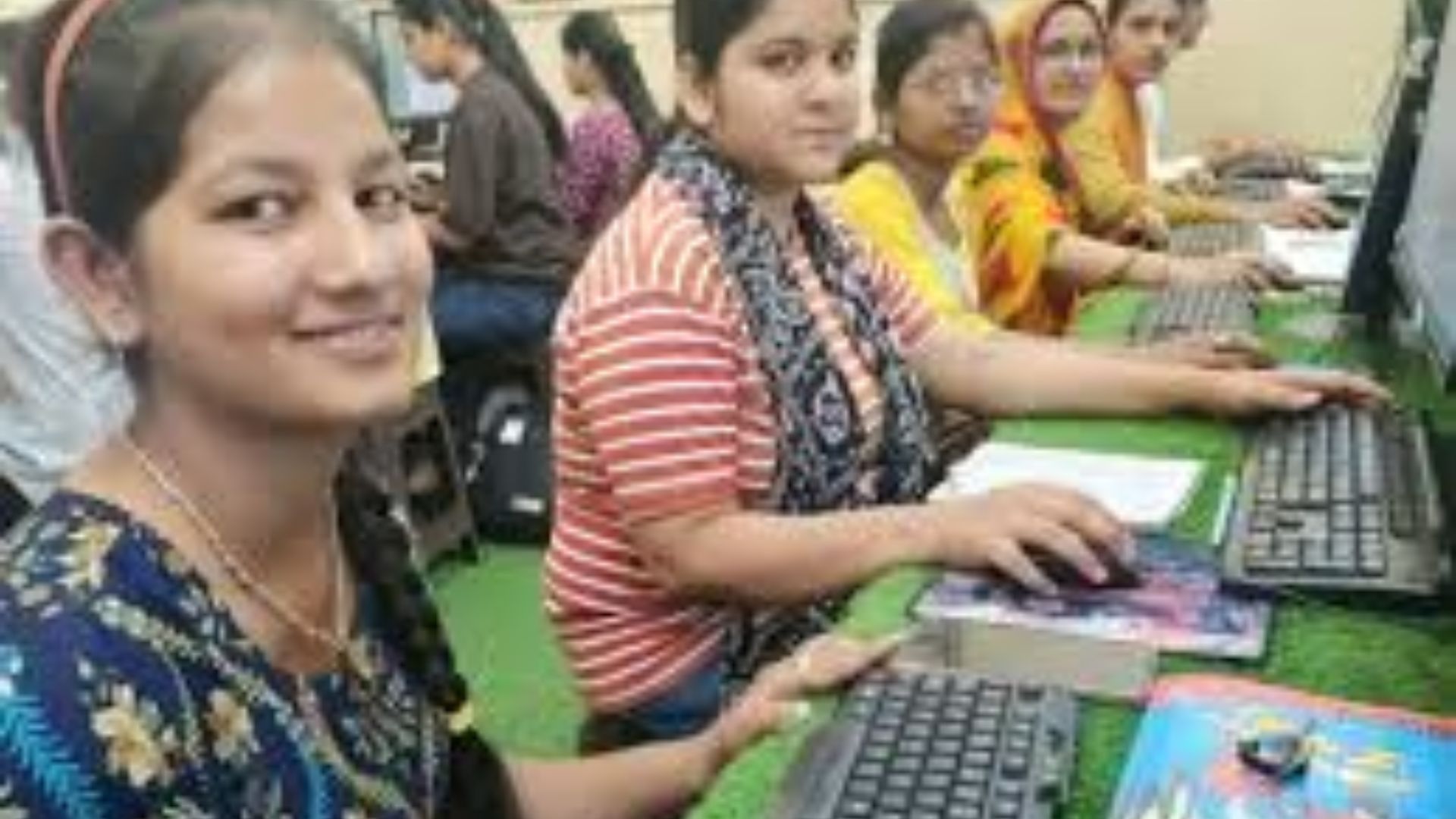 गरीब महिला अउ नोनी मन बर खुशखबरी, सेफटेक इंस्टिट्यूट देवत हे फ्री कंप्यूटर ट्रेनिंग