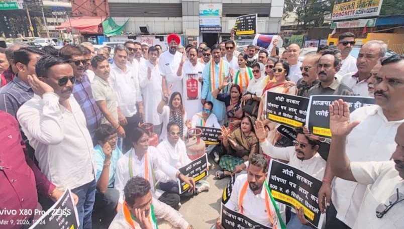गैस सिलेंडर के दाम बाढ़े ले भड़कीस कांग्रेस : रायपुर के घड़ी चौक में चूल्हा जला के करिन प्रदर्शन, केंद्र सरकार के खिलाफ जमके होइस नारेबाजी