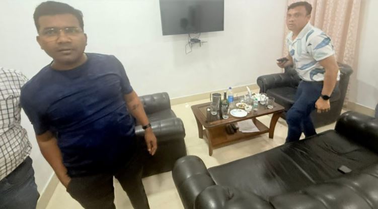 सरकारी रेस्टहाउस बन गे ‘दारू अड्डा’! वीआईपी कमरा म शराब पार्टी करत धराइन अधिकारी, मंत्री ह दीस कड़ा करवाई के निर्देश