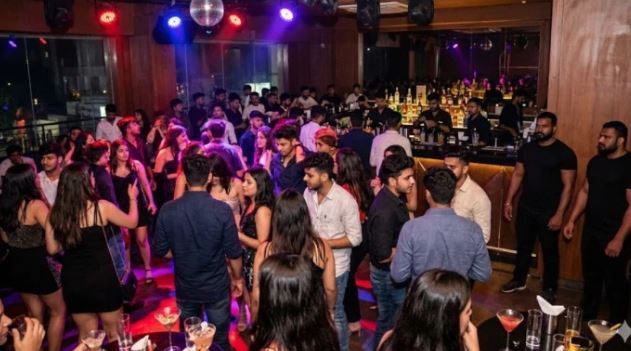 रायपुर म बार-क्लब नियम मन के उड़त हे धज्जियां, देर रात तक शराब पार्टी; सिरिफ ए काम म लगाय गे हे रोक