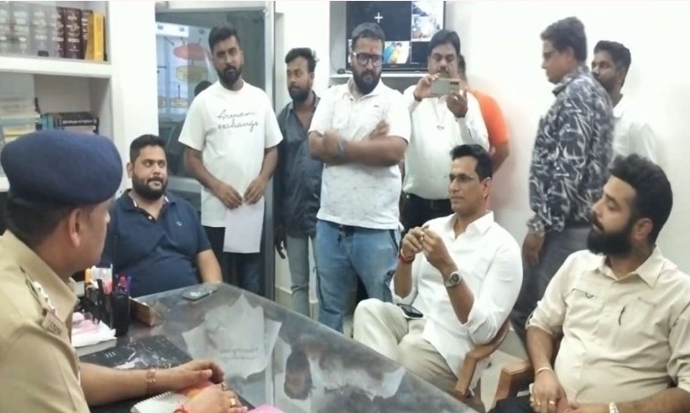 MMS वायरल केस : पुलिस के नोटिस के बाद कोतवाली थाना पहुँचिन विधायक देवेंद्र यादव