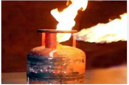 रसोई मा गैस पाइप फटे ले मचीस हड़कंप, खाना बनात तीन महिला मन झुलस गे