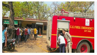 बंदर मन के उधम ले बैंक मा लगिस आगी: कंप्यूटर अऊ मशीन मन जल के राख, भारी नुकसान