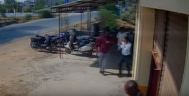 भू-माफिया मन के दबंगई: दफ्तर मं घुस के पटवारी अउ ऑपरेटर ले मारपीट, CCTV मं कैद होइस घटना