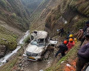 हिमाचल मा बड़े हादसा : 500 फीट गहरा खाई मा गीरीस कार, छत्तीसगढ़ के एक ही परिवार के 4 झन समेत 8 के मौत