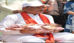 खाट मां बइठ के चौपाल अऊ लइका के नामकरण: सीएम साय ह ऋषि बघेल के बेटा ला दीन ‘रविशंकर’ नाम, खुशी मां झूम उठिस पूरा बैगा गांव!