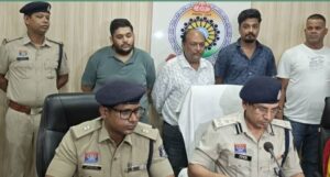 ऑनलाइन क्रिकेट सट्टा सिंडिकेट के भंडाफोड़ : तीन आरोपी गिरफ्तार, एक करोड़ ले जादा नगद अउ नोट गिने के मशीन जब्त
