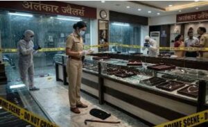 ज्वेलरी दुकान के मैनेजर ऊपर तलवार ले हमला, 1 करोड़ के गहना लूट के बदमाश फरार
