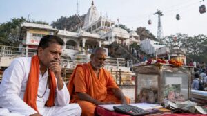 डोंगरगढ़ माता मंदिर के सालाना आय 17 करोड़ रुपिया, लेकिन पुजारी मन के कम वेतन ऊपर सवाल