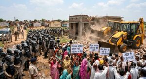 विधायक कॉलोनी बनाए बर नकटी गांव मा प्रशासन के बड़का एक्शन, 1600 लोगन मन होगे बेघर
