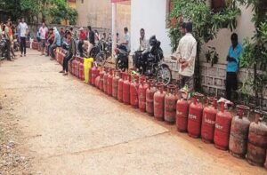 गैस बर फेर मचीस हाहाकार, DAC कोड नहीं आए ले एजेंसी मन मा लगीस लम्बा कतार