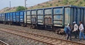 बिलासपुर म बड़ रेल हादसा टरिस: करगी रोड स्टेशन म मालगाड़ी के 5 डिब्बा पटरी ले उतरीस, नीचे फँसे रहिस जेसीबी के बकेट