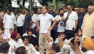 राहुल गांधी अउ भूपेश बघेल के गिरफ्तारी के विरोध म रायपुर म कांग्रेस के उग्र प्रदर्शन, लोकभवन घेराव के बेर पुलिस ले धक्का-मुक्की