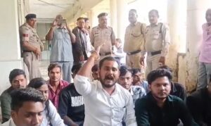 प्राइवेट स्कूल मनमानी करत हें, एनएसयूआई ह चूड़ी अउ चश्मा धरके डीईओ आफिस घेर दीस