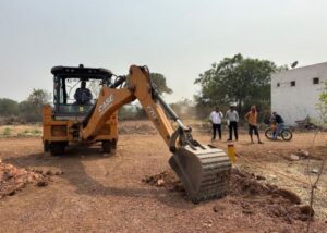 रायपुर मा फिर गरजिस बुलडोजर! पंडरी कपड़ा मार्केट मा निगम के JCB हा ढहाइस अवैध कब्जा, मचीस हड़कंप