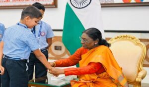 राष्ट्रपति भवन मं छत्तीसगढ़ के लईका मन मनाइस रक्षाबंधन, द्रौपदी मुर्मू ले बंधाइस राखी