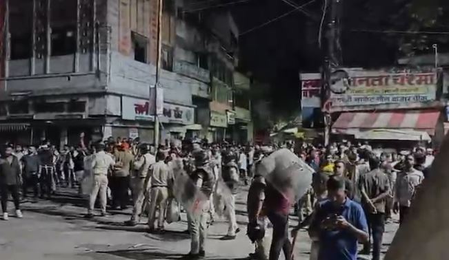 बिलासपुर मा आपत्तिजनक टिप्पणी ले उपद्रव, पथराव मा TI के फुटिस मुड़ी