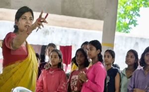 वरदी धोवावय अउ रात म करवावय मालिश: खम्हरिया हॉस्टल म महिला गार्ड के करतूत अइस सामने