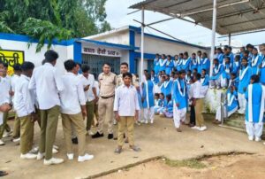 प्राचार्य के अश्लील हरकत के खिलाफ हल्लाबोल, गेट मा ताला लगा के लइका मन करिन प्रदर्शन