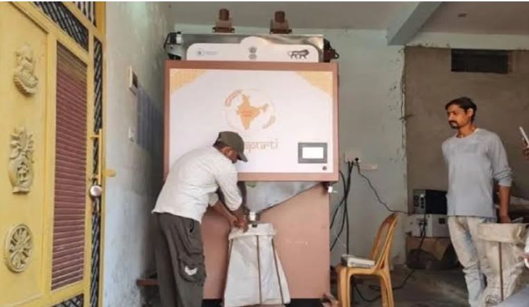 शुरू होईस ‘अन्नपूर्ति ग्रेन एटीएम’: बायोमेट्रिक अंगूठा लगावत ही थैला में गिरत हे चावल