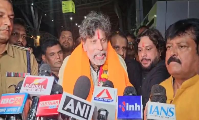56 दिन बाद छत्तीसगढ़ लहुटिन भाजपा अध्यक्ष किरण सिंह देव, एयरपोर्ट मं कार्यकर्तामन करिन जोरदार स्वागत