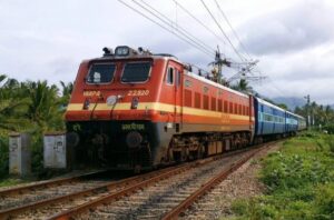 बारिश के चलते ट्रेन मन के रफ्तार सुस्त, रायपुर स्टेशन पहुंचत कई गाड़ी लेट